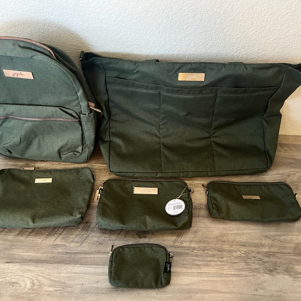 NWOT JUJUBE Olive Green Super Be, Midi Backpack w/matching Be Set, Be Quick